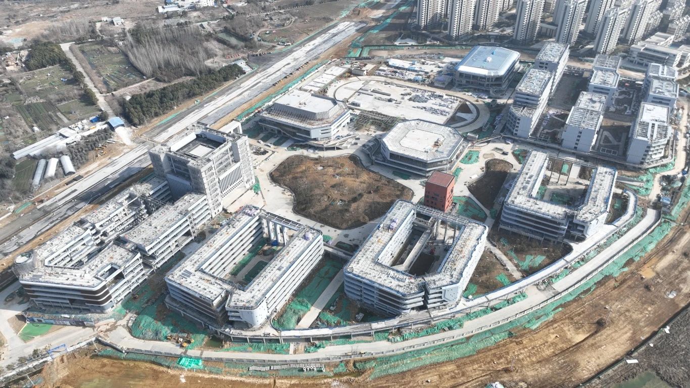 為確保合肥一中淝河校區(qū)項(xiàng)目2024年竣工交付節(jié)點(diǎn)如期完成，迅速掀起春節(jié)后復(fù)工即大干勞動(dòng)熱潮，形成一股緊張快干、提速爭(zhēng)先的濃厚氛圍，2月16日，合肥一中淝河校區(qū)項(xiàng)目召開節(jié)后復(fù)工動(dòng)員大會(huì)。會(huì)上，各部門負(fù)責(zé)人報(bào)告了2023年度收尾工作情況及今年的工作任務(wù)，以月、周為時(shí)間軸線，明確各目標(biāo)節(jié)點(diǎn)，并以圖表的形式對(duì)各勞務(wù)班組負(fù)責(zé)人進(jìn)行全面交底，落實(shí)工作目標(biāo)責(zé)任制，做到責(zé)任到人，切實(shí)做到工作目標(biāo)化，目標(biāo)階段化，階段具體化，具體責(zé)任化。 (2)_副本.jpg