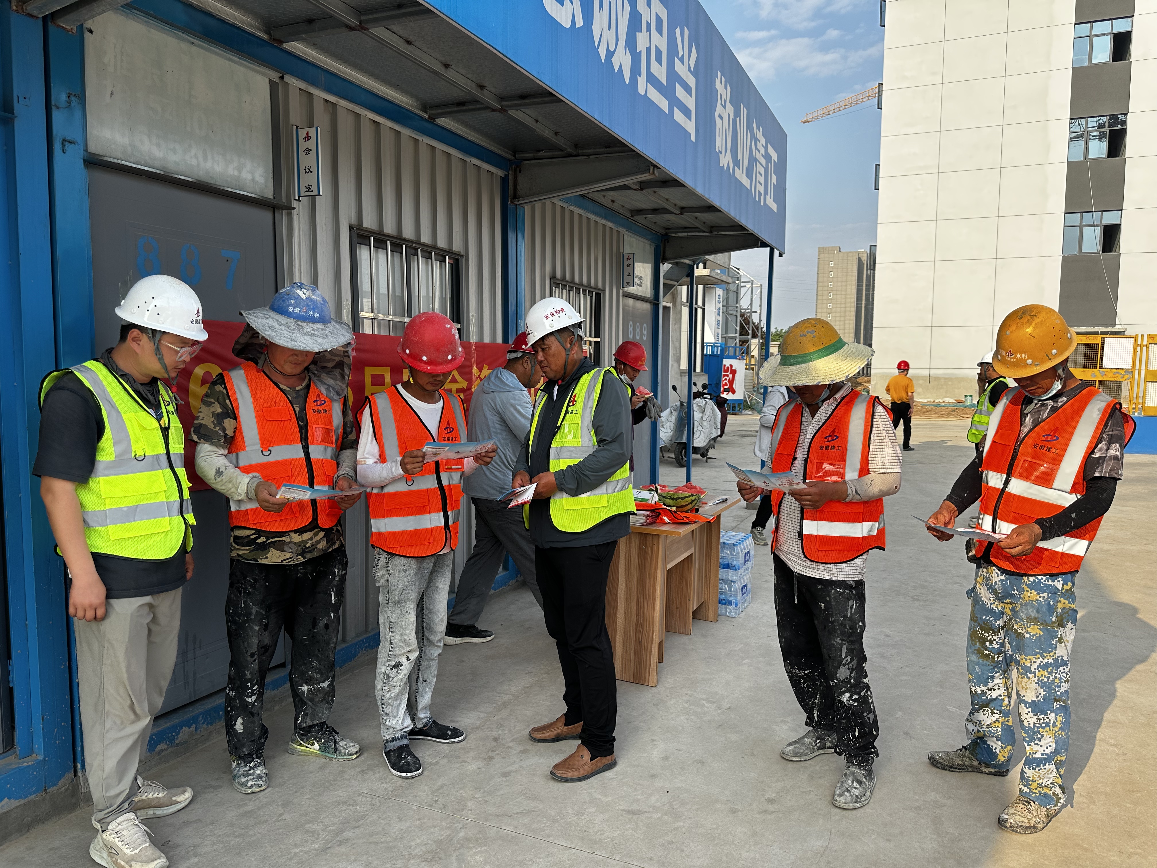 發(fā)放降溫醫(yī)藥品及安全手冊(cè) (2).jpg